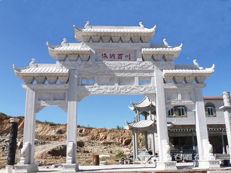 三門(mén)三樓漢白玉牌樓